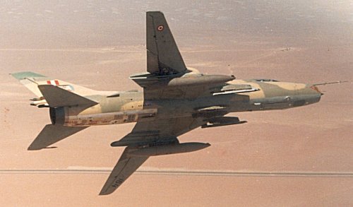Sukhoi 22 peruano con su esquema tctico en color arena y marrn terroso