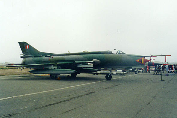 Sukhoi 22A Fitter-F peruano con su esquema tctico en color mimtico apto para camuflarse en la selva