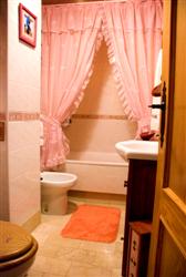 Foto del cuarto de baño del piso de arriba del Atico Duplex en Azuqueca de Henares, en la Comunidad de Madrid