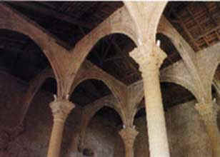 columnas y arcadas de la cocina de la reina