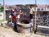 Rosa Mar&iacute;a, Cristina, Judit y Seraf&iacute;n en la Fuente