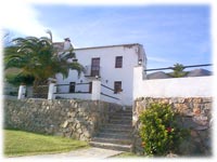 vista de la casa y jardín