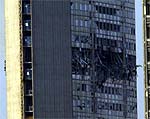 Imagen del edificio contra el que se ha estrellado una avioneta con matrícula suiza en Milán. ( AP )