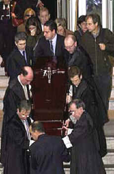 El fretro con el cadaver de Lidn sale de la Audiencia