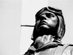 Monumento a Quiones, el hroe en el pedestal de la gloria