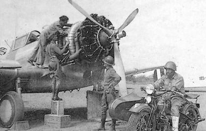 Avin peruano Northrop 8A-3p en mantenimiento