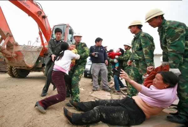 Huracanes tornados destrozos fotos imagenes fenomenos climaticos rayos truenos tormentas ojos investigaciones destrucciones argentina estados unidos mexico temporales www.wetherchannel.com pronosticos John Travolta,Nicholas Cage,Contracara,cirugias esteticas,rostro,lipoaspiraciones,medicina,cirujanos,operaciones,Maria Reich,Nazca,lineas,calendario astronomico,Peru,dibujos,astronomia,geometria,Bernd Teichert,mapas,Ana María Cogorno,ovnis,misterios,Cristobal Colon,Hernando,Diego,catedral Sevillana,Cartuja Pickman,José Antonio Lorente,Granada,ADN;restos,Marcial Castro,antropologia,Republica Dominicana,www.egipto.com,Egipto,Keops,piramides,descubrimientos,Aton,Ankh,tumbas,sarcofacos,momias,embalsamamientos,Kefren,camaras secretas,Nefertiti,Amenofis,Nilo,inundaciones,Blade Runner,Ridley Scott, Richard Dawkins,Steven Pinker,Harrison Ford,Stephen Minger,Stanley Kubrick,Daryl Hanna,replicantes,androides,ciencia ficcion,Contactos,SHGb02+14a,proyecto SETI,Search for Extra Terrestial Intelligence,SETI@home,Robert Zemeckis,Jodie Foster,Dan Wertheimer,New Scientist,Arecibo,Puerto Rico,civilizaciones extraterrestres,Ma liberté de penser,Florent Pagny,Argentina,France,Patagonia,Argentine,Azucena Caamaño,Savoir aimer,artistes,musique,musica,CD,cantores,ventas,compras,ranking,Paparazzi,Isabel Sartorius,Borbon,Ortiz Patiño,Vallejo Najera,Entrecanales,Mora Figueroa,Antonio Montero,Sainz Vicuña,España,jet set,Mallorca,Ibiza,John Fitzgerald Kennedy,Lee Harvey Oswald,Vitaliy Fadeyev,Lawrence Berkeley,Carl Haber,Fidel Castro,Lyndon B. Johnson,Jackie,Onassis,Irma Roy,Carolina Papaleo,Osvaldo,diputada nacional,Congreso,Argentina,Raul Granillo Ocampo,politica,justicialismo,peronismo,cine,television,La Horqueta,San Isidro,que se vayan todos,diciembre 2001,2002,2003,2004,maria julia alsogaray,alvaros,,Roberto Martínez Medina,Maria Julia Alsogaray,Raúl Granillo Ocampo,Jorge Rodríguez,Víctor Alderete,Claudia Bello,Angel Massa,Alfredo Yabran,Mario Pontaquarto,Nestor Carlos Kirchner,Cristina Elizabeth Fernandez,corrupcion,senado,general rodriguez,anibal,fernandez,alberto,fernando de la rua,ines pertine,eduardo duhalde,hilda chiche gonzalez,2000,2001,2002,2003,2004,Museos,www.louvre.fr,Leonardo Da Vinci,Gioconda,Mona Lisa,Italia,Francia,France,inventos,Italy,renacimiento,historia,cuadros,links,images,postcards,photos,fotos,imagenes,postales,pictures,historia,arqueologia,descubrimientos,culturales,agenda,infodiario,diario accion,buenos aires,argentina,Diario Accion de General Rodriguez, politica, actualidad, noticias e informacion, personalidades e instituciones, policiales, galerias de fotos; historia de General Rodriguez, sus origenes, edificios, estancias, habitos y costumbres, anecdotas, comercios e industrias, los fundadores, antiguas instituciones, fotos e imagenes; suplementos especiales: la crisis politica, economica y social de la Argentina, los acontecimientos de Diciembre de 2001, articulos y entrevistas; Emigracion: toda la informacion destinada a aquellos que desean emigrar, radicarse o estudiar en el exterior, visas, pasaportes, consejos, guias, informacion util, links; Trueque: novedades e informacion, links, estructura del trueque; el casamiento de Maxima Zorreguieta y el principe Guillermo Alejandro de Holanda; Guerra de Afganistan: galeria de imagenes e informacion sobre la primera guerra del siglo XXI; la guerra de Irak, Bagdad, Georges W. Bush, Saddam Husseim, el atentado a las torres Gemelas de Nueva York, las twin towers, el 11-s, y descripcion del hecho que conmovio al mundo; Empleo: consultoras, clasificados, agencias de empleo, consejos e informacion util, curriculum vitae, como confeccionarlos, noticias de actualidad; 
Los numeros de la crisis: Las consecuencias de la crisis politica, economica y social; estadisticas, pobreza, desnutricion, salud y asistencia; noticias regionales y provinciales, columnas y editoriales; informacion para negocios: pymes, links, empresas y negocios; Agenda Cultural con toda la informacion de cursos, universidades, talleres, escuelas y oportunidades, exposiciones de arte de la region; buscadores en Internet, Enlaces: links a los mejores sitios de educacion, cultura, arte, biografias, politica, interes general, web, Links del Diario Accion: RMS Titanic, su historia, su tragico viaje inaugural; historias, testimonios, documentos y articulos sobre el naufragio; links y sitios sobre el tema; la pelicula de Cameron, fotos e imagenes; suplementos especiales, Historia Argentina y de General Rodriguez, la llegada de la democracia en General Rodriguez, la asuncion de Juan Lumbreras como intendente en 1983, galeria de imagenes, sus palabras y los actos, su gabinete, festejos de la comunidad. Fundacion del pueblo de General Rodriguez, sus instituciones y personalidades relevantes, arquitectura y edificios, comercios e industrias, sus comienzos, estancias, inmigraciones italianas, españolas, vascas e irlandesas, anecdotas y efemerides, sus hombres ilustres, el Hospital Vicente Lopez y Planes, su fundacion por las Damas de Beneficencia, el hundimiento del crucero General Belgrano, testimonios de ex combatientes y tripulantes, su comandante Hector Elias Bonzo, fotos e imagenes, recuerdos y homenajes, historia de la familia Bonzo de General Rodriguez, entrevistas y articulos periodisticos. La guerra de Malvinas en el Atlantico Sur, el conflicto belico con Gran Bretaña de 1982, politicos relevantes, Benjamin Paez y Trueba, fotos antiguas de familias fundadoras, galerias de imagenes de pobladores, recorrida virtual por el antiguo General Rodriguez, el paso de la Infanta en 1910, historia de La Serenisima, la familia Mastellone, La Choza, Bernardo de Irigoyen, peronismo y radicalismo y muchisimo mas