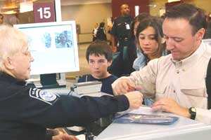 Diario Accion de General Rodriguez, politica, actualidad, noticias e informacion, personalidades e instituciones, policiales, galerias de fotos; historia de General Rodriguez, sus origenes, edificios, estancias, habitos y costumbres, anecdotas, comercios e industrias, los fundadores, antiguas instituciones, fotos e imagenes; suplementos especiales: la crisis politica, economica y social de la Argentina, los acontecimientos de Diciembre de 2001, articulos y entrevistas; Emigracion: toda la informacion destinada a aquellos que desean emigrar, radicarse o estudiar en el exterior, visas, pasaportes, consejos, guias, informacion util, links; Trueque: novedades e informacion, links, estructura del trueque; el casamiento de Maxima Zorreguieta y el principe Guillermo Alejandro de Holanda; Guerra de Afganistan: galeria de imagenes e informacion sobre la primera guerra del siglo XXI; la guerra de Irak, Bagdad, Georges W. Bush, Saddam Husseim, el atentado a las torres Gemelas de Nueva York, las twin towers, el 11-s, y descripcion del hecho que conmovio al mundo; Empleo: consultoras, clasificados, agencias de empleo, consejos e informacion util, curriculum vitae, como confeccionarlos, noticias de actualidad; 
Los numeros de la crisis: Las consecuencias de la crisis politica, economica y social; estadisticas, pobreza, desnutricion, salud y asistencia; noticias regionales y provinciales, columnas y editoriales; informacion para negocios: pymes, links, empresas y negocios; Agenda Cultural con toda la informacion de cursos, universidades, talleres, escuelas y oportunidades, exposiciones de arte de la region; buscadores en Internet, Enlaces: links a los mejores sitios de educacion, cultura, arte, biografias, politica, interes general, web, Links del Diario Accion: RMS Titanic, su historia, su tragico viaje inaugural; historias, testimonios, documentos y articulos sobre el naufragio; links y sitios sobre el tema; la pelicula de Cameron, fotos e imagenes; suplementos especiales, Historia Argentina y de General Rodriguez, la llegada de la democracia en General Rodriguez, la asuncion de Juan Lumbreras como intendente en 1983, galeria de imagenes, sus palabras y los actos, su gabinete, festejos de la comunidad. Fundacion del pueblo de General Rodriguez, sus instituciones y personalidades relevantes, arquitectura y edificios, comercios e industrias, sus comienzos, estancias, inmigraciones italianas, espaolas, vascas e irlandesas, anecdotas y efemerides, sus hombres ilustres, el Hospital Vicente Lopez y Planes, su fundacion por las Damas de Beneficencia, el hundimiento del crucero General Belgrano, testimonios de ex combatientes y tripulantes, su comandante Hector Elias Bonzo, fotos e imagenes, recuerdos y homenajes, historia de la familia Bonzo de General Rodriguez, entrevistas y articulos periodisticos. La guerra de Malvinas en el Atlantico Sur, el conflicto belico con Gran Bretaa de 1982, politicos relevantes, Benjamin Paez y Trueba, fotos antiguas de familias fundadoras, galerias de imagenes de pobladores, recorrida virtual por el antiguo General Rodriguez, el paso de la Infanta en 1910, historia de La Serenisima, la familia Mastellone, La Choza, Bernardo de Irigoyen, peronismo y radicalismo y muchisimo mas