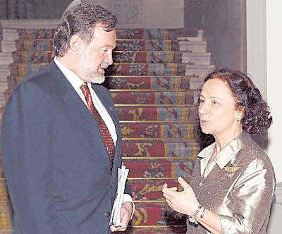 Nestor Kirchner,Roberto Lavagna,economia,FMI,negociaciones,acuerdos,emigracion,inmigrantes,ilegales,Cristina Fernandez,Juan Carlos I Borbon,Jose Maria Aznar,Sofia,reyes España,Diario Accion de General Rodriguez, politica, actualidad, noticias e informacion, personalidades e instituciones, policiales, galerias de fotos; historia de General Rodriguez, sus origenes, edificios, estancias, habitos y costumbres, anecdotas, comercios e industrias, los fundadores, antiguas instituciones, fotos e imagenes; suplementos especiales: la crisis politica, economica y social de la Argentina, los acontecimientos de Diciembre de 2001, articulos y entrevistas; Emigracion: toda la informacion destinada a aquellos que desean emigrar, radicarse o estudiar en el exterior, visas, pasaportes, consejos, guias, informacion util, links; Trueque: novedades e informacion, links, estructura del trueque; el casamiento de Maxima Zorreguieta y el principe Guillermo Alejandro de Holanda; Guerra de Afganistan: galeria de imagenes e informacion sobre la primera guerra del siglo XXI; la guerra de Irak, Bagdad, Georges W. Bush, Saddam Husseim, el atentado a las torres Gemelas de Nueva York, las twin towers, el 11-s, y descripcion del hecho que conmovio al mundo; los ultimos dias de Pompeya, Herculano; un argentino en el Titanic, galerias de fotos; Nefertiti, reina de Egipto; Luz Sosa de Godoy Cruz; el Graf Zeppelin, el Hindenburg y dirigibles; las islas Malvinas y la corte de Luis XV, Madame Du Barry, Pompadour, Luis XVI, Maria Antonieta, la Revolucion Francesa; John Fitzgerald Kennedy y Jacqueline en la Argentina; Empleo: consultoras, clasificados, agencias de empleo, consejos e informacion util, curriculum vitae, como confeccionarlos, noticias de actualidad; Los numeros de la crisis: Las consecuencias de la crisis politica, economica y social; estadisticas, pobreza, desnutricion, salud y asistencia; noticias regionales y provinciales, columnas y editoriales; informacion para negocios: pymes, links, empresas y negocios; Agenda Cultural con toda la informacion de cursos, universidades, talleres, escuelas y oportunidades, exposiciones de arte de la region; buscadores en Internet, Enlaces: links a los mejores sitios de educacion, cultura, arte, biografias, politica, interes general, web, Links del Diario Accion: RMS Titanic, su historia, su tragico viaje inaugural; historias, testimonios, documentos y articulos sobre el naufragio; links y sitios sobre el tema; la pelicula de Cameron, fotos e imagenes; suplementos especiales, Historia Argentina y de General Rodriguez, la llegada de la democracia en General Rodriguez, la asuncion de Juan Lumbreras como intendente en 1983, galeria de imagenes, sus palabras y los actos, su gabinete, festejos de la comunidad. Fundacion del pueblo de General Rodriguez, sus instituciones y personalidades relevantes, arquitectura y edificios, comercios e industrias, sus comienzos, estancias, inmigraciones italianas, españolas, vascas e irlandesas, anecdotas y efemerides, sus hombres ilustres, el Hospital Vicente Lopez y Planes, su fundacion por las Damas de Beneficencia, el hundimiento del crucero General Belgrano, testimonios de ex combatientes y tripulantes, su comandante Hector Elias Bonzo, fotos e imagenes, recuerdos y homenajes, historia de la familia Bonzo de General Rodriguez, entrevistas y articulos periodisticos. La guerra de Malvinas en el Atlantico Sur, el conflicto belico con Gran Bretaña de 1982, politicos relevantes, Benjamin Paez y Trueba, fotos antiguas de familias fundadoras, galerias de imagenes de pobladores, recorrida virtual por el antiguo General Rodriguez, el paso de la Infanta en 1910, historia de La Serenisima, la familia Mastellone, La Choza, Bernardo de Irigoyen, peronismo y radicalismo y muchisimo mas
