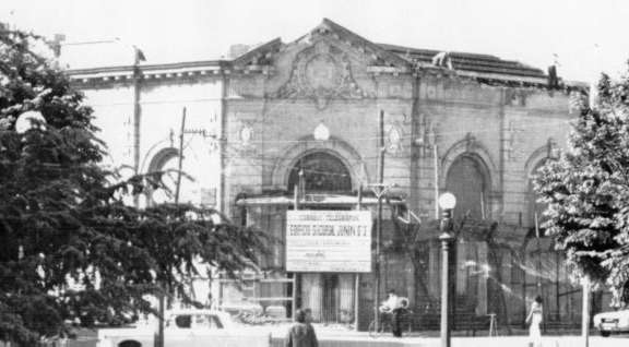 Historia Argentina: Fundacion del Jockey Club de Buenos Aires, la institucion, sus socios fundadores, su actividad, historia y anecdotas, sus presidentes, fotos e imagenes, el incendio de su sede de la calle Florida en 1955, el regimen peronista y sus relaciones con el Jockey, Eva Peron y Juan Domingo Peron, historia de una epoca, situacion actual, el Hipodromo de San Isidro; El Centenario, la belle epoque, habitos y costumbres, las grandes tiendas; Buenos Aires, arquitectura y edificios, palacios y estancias; fotos, documentos, articulos y entrevistas,Diario Accion de General Rodriguez, politica, actualidad, noticias e informacion, personalidades e instituciones, policiales, galerias de fotos; historia de General Rodriguez, sus origenes, edificios, estancias, habitos y costumbres, anecdotas, comercios e industrias, los fundadores, antiguas instituciones, fotos e imagenes; suplementos especiales: la crisis politica, economica y social de la Argentina, los acontecimientos de Diciembre de 2001, articulos y entrevistas; Emigracion: toda la informacion destinada a aquellos que desean emigrar, radicarse o estudiar en el exterior, visas, pasaportes, consejos, guias, informacion util, links; Trueque: novedades e informacion, links, estructura del trueque; el casamiento de Maxima Zorreguieta y el principe Guillermo Alejandro de Holanda; Guerra de Afganistan: galeria de imagenes e informacion sobre la primera guerra del siglo XXI; la guerra de Irak, Bagdad, Georges W. Bush, Saddam Husseim, el atentado a las torres Gemelas de Nueva York, las twin towers, el 11-s, y descripcion del hecho que conmovio al mundo; los ultimos dias de Pompeya, Herculano; un argentino en el Titanic, galerias de fotos; Nefertiti, reina de Egipto; Luz Sosa de Godoy Cruz; el Graf Zeppelin, el Hindenburg y dirigibles; las islas Malvinas y la corte de Luis XV, Madame Du Barry, Pompadour, Luis XVI, Maria Antonieta, la Revolucion Francesa; John Fitzgerald Kennedy y Jacqueline en la Argentina; Empleo: consultoras, clasificados, agencias de empleo, consejos e informacion util, curriculum vitae, como confeccionarlos, noticias de actualidad; Los numeros de la crisis: Las consecuencias de la crisis politica, economica y social; estadisticas, pobreza, desnutricion, salud y asistencia; noticias regionales y provinciales, columnas y editoriales; informacion para negocios: pymes, links, empresas y negocios; Agenda Cultural con toda la informacion de cursos, universidades, talleres, escuelas y oportunidades, exposiciones de arte de la region; buscadores en Internet, Enlaces: links a los mejores sitios de educacion, cultura, arte, biografias, politica, interes general, web, Links del Diario Accion: RMS Titanic, su historia, su tragico viaje inaugural; historias, testimonios, documentos y articulos sobre el naufragio; links y sitios sobre el tema; la pelicula de Cameron, fotos e imagenes; suplementos especiales, Historia Argentina y de General Rodriguez, la llegada de la democracia en General Rodriguez, la asuncion de Juan Lumbreras como intendente en 1983, galeria de imagenes, sus palabras y los actos, su gabinete, festejos de la comunidad. Fundacion del pueblo de General Rodriguez, sus instituciones y personalidades relevantes, arquitectura y edificios, comercios e industrias, sus comienzos, estancias, inmigraciones italianas, españolas, vascas e irlandesas, anecdotas y efemerides, sus hombres ilustres, el Hospital Vicente Lopez y Planes, su fundacion por las Damas de Beneficencia, el hundimiento del crucero General Belgrano, testimonios de ex combatientes y tripulantes, su comandante Hector Elias Bonzo, fotos e imagenes, recuerdos y homenajes, historia de la familia Bonzo de General Rodriguez, entrevistas y articulos periodisticos. La guerra de Malvinas en el Atlantico Sur, el conflicto belico con Gran Bretaña de 1982, politicos relevantes, Benjamin Paez y Trueba, fotos antiguas de familias fundadoras, galerias de imagenes de pobladores, recorrida virtual por el antiguo General Rodriguez, el paso de la Infanta en 1910, historia de La Serenisima, la familia Mastellone, La Choza, Bernardo de Irigoyen, peronismo y radicalismo y muchisimo mas,Eva Peron, sus origenes, infancia y niñez, Los Toldos y Junin, el viaje a Buenos Aires, trayectoria artistica y politica, su casamiento con Juan Domingo Peron, sus relaciones con la alta sociedad argentina, su obra, articulos y entrevistas, testimonios, fotos e imagenes de una epoca, el viaje a Europa, su muerte y sepelio, opiniones, discusiones y reflexiones, la Fundacion Eva Peron, sus relaciones con Peron, el pueblo y Evita, la nueva etapa en la Historia Argentina, Sociedad Argentina: Galerias de personalidades relevantes de la Argentina en los ambitos culturales, artisticos, empresariales, deportivos y religiosos, Relaciones Exteriores Argentinas, embajadas y embajadores, mundo diplomatico, consulados, articulos y entrevistas, personalidades y hechos relevantes, informacion y noticias, agenda y links - Sociedad Argentina, polo, visitas ilustres, galeria, Zona Norte, empresas, negocios y empresarios, consumo, habitos y costumbres, temporada lirica y Teatro Colon, Historia Argentina: Imagenes y fotos, el Centenario, la belle epoque, los años veinte y las decadas del treinta y cuarenta, el peronismo, Eva Peron y Juan Domingo Peron; arquitectura, palacios y estancias, personalidades y hechos relevantes; anecdotas, habitos y costumbres, las grandes tiendas, comercios e industrias; presidentes, politicos, funcionarios y personalidades de los ambientes cultural, artistico, economico, religioso, deportivo y cientifico; documentos y testimonios; el Jockey Club; Argentina y la politica exterior, su insercion en el mundo