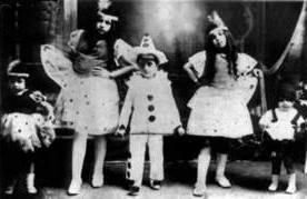 Historia Argentina: Fundacion del Jockey Club de Buenos Aires, la institucion, sus socios fundadores, su actividad, historia y anecdotas, sus presidentes, fotos e imagenes, el incendio de su sede de la calle Florida en 1955, el regimen peronista y sus relaciones con el Jockey, Eva Peron y Juan Domingo Peron, historia de una epoca, situacion actual, el Hipodromo de San Isidro; El Centenario, la belle epoque, habitos y costumbres, las grandes tiendas; Buenos Aires, arquitectura y edificios, palacios y estancias; fotos, documentos, articulos y entrevistas,Diario Accion de General Rodriguez, politica, actualidad, noticias e informacion, personalidades e instituciones, policiales, galerias de fotos; historia de General Rodriguez, sus origenes, edificios, estancias, habitos y costumbres, anecdotas, comercios e industrias, los fundadores, antiguas instituciones, fotos e imagenes; suplementos especiales: la crisis politica, economica y social de la Argentina, los acontecimientos de Diciembre de 2001, articulos y entrevistas; Emigracion: toda la informacion destinada a aquellos que desean emigrar, radicarse o estudiar en el exterior, visas, pasaportes, consejos, guias, informacion util, links; Trueque: novedades e informacion, links, estructura del trueque; el casamiento de Maxima Zorreguieta y el principe Guillermo Alejandro de Holanda; Guerra de Afganistan: galeria de imagenes e informacion sobre la primera guerra del siglo XXI; la guerra de Irak, Bagdad, Georges W. Bush, Saddam Husseim, el atentado a las torres Gemelas de Nueva York, las twin towers, el 11-s, y descripcion del hecho que conmovio al mundo; los ultimos dias de Pompeya, Herculano; un argentino en el Titanic, galerias de fotos; Nefertiti, reina de Egipto; Luz Sosa de Godoy Cruz; el Graf Zeppelin, el Hindenburg y dirigibles; las islas Malvinas y la corte de Luis XV, Madame Du Barry, Pompadour, Luis XVI, Maria Antonieta, la Revolucion Francesa; John Fitzgerald Kennedy y Jacqueline en la Argentina; Empleo: consultoras, clasificados, agencias de empleo, consejos e informacion util, curriculum vitae, como confeccionarlos, noticias de actualidad; Los numeros de la crisis: Las consecuencias de la crisis politica, economica y social; estadisticas, pobreza, desnutricion, salud y asistencia; noticias regionales y provinciales, columnas y editoriales; informacion para negocios: pymes, links, empresas y negocios; Agenda Cultural con toda la informacion de cursos, universidades, talleres, escuelas y oportunidades, exposiciones de arte de la region; buscadores en Internet, Enlaces: links a los mejores sitios de educacion, cultura, arte, biografias, politica, interes general, web, Links del Diario Accion: RMS Titanic, su historia, su tragico viaje inaugural; historias, testimonios, documentos y articulos sobre el naufragio; links y sitios sobre el tema; la pelicula de Cameron, fotos e imagenes; suplementos especiales, Historia Argentina y de General Rodriguez, la llegada de la democracia en General Rodriguez, la asuncion de Juan Lumbreras como intendente en 1983, galeria de imagenes, sus palabras y los actos, su gabinete, festejos de la comunidad. Fundacion del pueblo de General Rodriguez, sus instituciones y personalidades relevantes, arquitectura y edificios, comercios e industrias, sus comienzos, estancias, inmigraciones italianas, españolas, vascas e irlandesas, anecdotas y efemerides, sus hombres ilustres, el Hospital Vicente Lopez y Planes, su fundacion por las Damas de Beneficencia, el hundimiento del crucero General Belgrano, testimonios de ex combatientes y tripulantes, su comandante Hector Elias Bonzo, fotos e imagenes, recuerdos y homenajes, historia de la familia Bonzo de General Rodriguez, entrevistas y articulos periodisticos. La guerra de Malvinas en el Atlantico Sur, el conflicto belico con Gran Bretaña de 1982, politicos relevantes, Benjamin Paez y Trueba, fotos antiguas de familias fundadoras, galerias de imagenes de pobladores, recorrida virtual por el antiguo General Rodriguez, el paso de la Infanta en 1910, historia de La Serenisima, la familia Mastellone, La Choza, Bernardo de Irigoyen, peronismo y radicalismo y muchisimo mas,Eva Peron, sus origenes, infancia y niñez, Los Toldos y Junin, el viaje a Buenos Aires, trayectoria artistica y politica, su casamiento con Juan Domingo Peron, sus relaciones con la alta sociedad argentina, su obra, articulos y entrevistas, testimonios, fotos e imagenes de una epoca, el viaje a Europa, su muerte y sepelio, opiniones, discusiones y reflexiones, la Fundacion Eva Peron, sus relaciones con Peron, el pueblo y Evita, la nueva etapa en la Historia Argentina, Sociedad Argentina: Galerias de personalidades relevantes de la Argentina en los ambitos culturales, artisticos, empresariales, deportivos y religiosos, Relaciones Exteriores Argentinas, embajadas y embajadores, mundo diplomatico, consulados, articulos y entrevistas, personalidades y hechos relevantes, informacion y noticias, agenda y links - Sociedad Argentina, polo, visitas ilustres, galeria, Zona Norte, empresas, negocios y empresarios, consumo, habitos y costumbres, temporada lirica y Teatro Colon, Historia Argentina: Imagenes y fotos, el Centenario, la belle epoque, los años veinte y las decadas del treinta y cuarenta, el peronismo, Eva Peron y Juan Domingo Peron; arquitectura, palacios y estancias, personalidades y hechos relevantes; anecdotas, habitos y costumbres, las grandes tiendas, comercios e industrias; presidentes, politicos, funcionarios y personalidades de los ambientes cultural, artistico, economico, religioso, deportivo y cientifico; documentos y testimonios; el Jockey Club; Argentina y la politica exterior, su insercion en el mundo