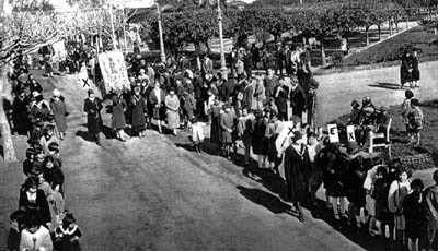 Historia Argentina: Fundacion del Jockey Club de Buenos Aires, la institucion, sus socios fundadores, su actividad, historia y anecdotas, sus presidentes, fotos e imagenes, el incendio de su sede de la calle Florida en 1955, el regimen peronista y sus relaciones con el Jockey, Eva Peron y Juan Domingo Peron, historia de una epoca, situacion actual, el Hipodromo de San Isidro; El Centenario, la belle epoque, habitos y costumbres, las grandes tiendas; Buenos Aires, arquitectura y edificios, palacios y estancias; fotos, documentos, articulos y entrevistas,Diario Accion de General Rodriguez, politica, actualidad, noticias e informacion, personalidades e instituciones, policiales, galerias de fotos; historia de General Rodriguez, sus origenes, edificios, estancias, habitos y costumbres, anecdotas, comercios e industrias, los fundadores, antiguas instituciones, fotos e imagenes; suplementos especiales: la crisis politica, economica y social de la Argentina, los acontecimientos de Diciembre de 2001, articulos y entrevistas; Emigracion: toda la informacion destinada a aquellos que desean emigrar, radicarse o estudiar en el exterior, visas, pasaportes, consejos, guias, informacion util, links; Trueque: novedades e informacion, links, estructura del trueque; el casamiento de Maxima Zorreguieta y el principe Guillermo Alejandro de Holanda; Guerra de Afganistan: galeria de imagenes e informacion sobre la primera guerra del siglo XXI; la guerra de Irak, Bagdad, Georges W. Bush, Saddam Husseim, el atentado a las torres Gemelas de Nueva York, las twin towers, el 11-s, y descripcion del hecho que conmovio al mundo; los ultimos dias de Pompeya, Herculano; un argentino en el Titanic, galerias de fotos; Nefertiti, reina de Egipto; Luz Sosa de Godoy Cruz; el Graf Zeppelin, el Hindenburg y dirigibles; las islas Malvinas y la corte de Luis XV, Madame Du Barry, Pompadour, Luis XVI, Maria Antonieta, la Revolucion Francesa; John Fitzgerald Kennedy y Jacqueline en la Argentina; Empleo: consultoras, clasificados, agencias de empleo, consejos e informacion util, curriculum vitae, como confeccionarlos, noticias de actualidad; Los numeros de la crisis: Las consecuencias de la crisis politica, economica y social; estadisticas, pobreza, desnutricion, salud y asistencia; noticias regionales y provinciales, columnas y editoriales; informacion para negocios: pymes, links, empresas y negocios; Agenda Cultural con toda la informacion de cursos, universidades, talleres, escuelas y oportunidades, exposiciones de arte de la region; buscadores en Internet, Enlaces: links a los mejores sitios de educacion, cultura, arte, biografias, politica, interes general, web, Links del Diario Accion: RMS Titanic, su historia, su tragico viaje inaugural; historias, testimonios, documentos y articulos sobre el naufragio; links y sitios sobre el tema; la pelicula de Cameron, fotos e imagenes; suplementos especiales, Historia Argentina y de General Rodriguez, la llegada de la democracia en General Rodriguez, la asuncion de Juan Lumbreras como intendente en 1983, galeria de imagenes, sus palabras y los actos, su gabinete, festejos de la comunidad. Fundacion del pueblo de General Rodriguez, sus instituciones y personalidades relevantes, arquitectura y edificios, comercios e industrias, sus comienzos, estancias, inmigraciones italianas, españolas, vascas e irlandesas, anecdotas y efemerides, sus hombres ilustres, el Hospital Vicente Lopez y Planes, su fundacion por las Damas de Beneficencia, el hundimiento del crucero General Belgrano, testimonios de ex combatientes y tripulantes, su comandante Hector Elias Bonzo, fotos e imagenes, recuerdos y homenajes, historia de la familia Bonzo de General Rodriguez, entrevistas y articulos periodisticos. La guerra de Malvinas en el Atlantico Sur, el conflicto belico con Gran Bretaña de 1982, politicos relevantes, Benjamin Paez y Trueba, fotos antiguas de familias fundadoras, galerias de imagenes de pobladores, recorrida virtual por el antiguo General Rodriguez, el paso de la Infanta en 1910, historia de La Serenisima, la familia Mastellone, La Choza, Bernardo de Irigoyen, peronismo y radicalismo y muchisimo mas,Eva Peron, sus origenes, infancia y niñez, Los Toldos y Junin, el viaje a Buenos Aires, trayectoria artistica y politica, su casamiento con Juan Domingo Peron, sus relaciones con la alta sociedad argentina, su obra, articulos y entrevistas, testimonios, fotos e imagenes de una epoca, el viaje a Europa, su muerte y sepelio, opiniones, discusiones y reflexiones, la Fundacion Eva Peron, sus relaciones con Peron, el pueblo y Evita, la nueva etapa en la Historia Argentina, Sociedad Argentina: Galerias de personalidades relevantes de la Argentina en los ambitos culturales, artisticos, empresariales, deportivos y religiosos, Relaciones Exteriores Argentinas, embajadas y embajadores, mundo diplomatico, consulados, articulos y entrevistas, personalidades y hechos relevantes, informacion y noticias, agenda y links - Sociedad Argentina, polo, visitas ilustres, galeria, Zona Norte, empresas, negocios y empresarios, consumo, habitos y costumbres, temporada lirica y Teatro Colon, Historia Argentina: Imagenes y fotos, el Centenario, la belle epoque, los años veinte y las decadas del treinta y cuarenta, el peronismo, Eva Peron y Juan Domingo Peron; arquitectura, palacios y estancias, personalidades y hechos relevantes; anecdotas, habitos y costumbres, las grandes tiendas, comercios e industrias; presidentes, politicos, funcionarios y personalidades de los ambientes cultural, artistico, economico, religioso, deportivo y cientifico; documentos y testimonios; el Jockey Club; Argentina y la politica exterior, su insercion en el mundo