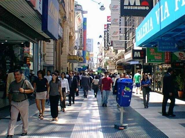 Historia Argentina: Imagenes y fotos, el Centenario, la belle epoque, los años veinte y las decadas del treinta y cuarenta, el peronismo, Eva Peron y Juan Domingo Peron; arquitectura, palacios y estancias, personalidades y hechos relevantes; anecdotas, habitos y costumbres, las grandes tiendas, comercios e industrias; presidentes, politicos, funcionarios y personalidades de los ambientes cultural, artistico, economico, religioso, deportivo y cientifico; documentos y testimonios; el Jockey Club; Argentina y la politica exterior, su insercion en el mundo