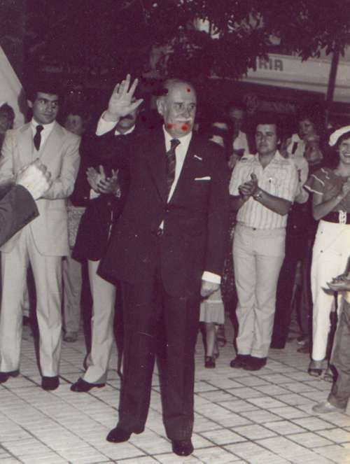 Diario Accion de General Rodriguez, politica, actualidad, noticias e informacion, personalidades e instituciones, policiales, galerias de fotos; historia de General Rodriguez, sus origenes, edificios, estancias, habitos y costumbres, anecdotas, comercios e industrias, los fundadores, antiguas instituciones, fotos e imagenes; suplementos especiales: la crisis politica, economica y social de la Argentina, los acontecimientos de Diciembre de 2001, articulos y entrevistas; Emigracion: toda la informacion destinada a aquellos que desean emigrar, radicarse o estudiar en el exterior, visas, pasaportes, consejos, guias, informacion util, links; Trueque: novedades e informacion, links, estructura del trueque; el casamiento de Maxima Zorreguieta y el principe Guillermo Alejandro de Holanda; Guerra de Afganistan: galeria de imagenes e informacion sobre la primera guerra del siglo XXI; la guerra de Irak, Bagdad, Georges W. Bush, Saddam Husseim, el atentado a las torres Gemelas de Nueva York, las twin towers, el 11-s, y descripcion del hecho que conmovio al mundo; los ultimos dias de Pompeya, Herculano; un argentino en el Titanic, galerias de fotos; Nefertiti, reina de Egipto; Luz Sosa de Godoy Cruz; el Graf Zeppelin, el Hindenburg y dirigibles; las islas Malvinas y la corte de Luis XV, Madame Du Barry, Pompadour, Luis XVI, Maria Antonieta, la Revolucion Francesa; John Fitzgerald Kennedy y Jacqueline en la Argentina; Empleo: consultoras, clasificados, agencias de empleo, consejos e informacion util, curriculum vitae, como confeccionarlos, noticias de actualidad; Los numeros de la crisis: Las consecuencias de la crisis politica, economica y social; estadisticas, pobreza, desnutricion, salud y asistencia; noticias regionales y provinciales, columnas y editoriales; informacion para negocios: pymes, links, empresas y negocios; Agenda Cultural con toda la informacion de cursos, universidades, talleres, escuelas y oportunidades, exposiciones de arte de la region; buscadores en Internet, Enlaces: links a los mejores sitios de educacion, cultura, arte, biografias, politica, interes general, web, Links del Diario Accion: RMS Titanic, su historia, su tragico viaje inaugural; historias, testimonios, documentos y articulos sobre el naufragio; links y sitios sobre el tema; la pelicula de Cameron, fotos e imagenes; suplementos especiales, Historia Argentina y de General Rodriguez, la llegada de la democracia en General Rodriguez, la asuncion de Juan Lumbreras como intendente en 1983, galeria de imagenes, sus palabras y los actos, su gabinete, festejos de la comunidad. Fundacion del pueblo de General Rodriguez, sus instituciones y personalidades relevantes, arquitectura y edificios, comercios e industrias, sus comienzos, estancias, inmigraciones italianas, españolas, vascas e irlandesas, anecdotas y efemerides, sus hombres ilustres, el Hospital Vicente Lopez y Planes, su fundacion por las Damas de Beneficencia, el hundimiento del crucero General Belgrano, testimonios de ex combatientes y tripulantes, su comandante Hector Elias Bonzo, fotos e imagenes, recuerdos y homenajes, historia de la familia Bonzo de General Rodriguez, entrevistas y articulos periodisticos. La guerra de Malvinas en el Atlantico Sur, el conflicto belico con Gran Bretaña de 1982, politicos relevantes, Benjamin Paez y Trueba, fotos antiguas de familias fundadoras, galerias de imagenes de pobladores, recorrida virtual por el antiguo General Rodriguez, el paso de la Infanta en 1910, historia de La Serenisima, la familia Mastellone, La Choza, Bernardo de Irigoyen, peronismo y radicalismo y muchisimo mas,Historia Argentina y de General Rodriguez, la llegada de la democracia en General Rodriguez, la asuncion de Juan Lumbreras como intendente en 1983, galeria de imagenes, sus palabras y los actos, su gabinete, festejos de la comunidad. Fundacion del pueblo de General Rodriguez, sus instituciones y personalidades relevantes, arquitectura y edificios, comercios e industrias, sus comienzos, estancias, inmigraciones italianas, españolas, vascas e irlandesas, anecdotas y efemerides, sus hombres ilustres, el Hospital Vicente Lopez y Planes, su fundacion por las Damas de Beneficencia, el hundimiento del crucero General Belgrano, testimonios de ex combatientes y tripulantes, su comandante Hector Elias Bonzo, fotos e imagenes, recuerdos y homenajes, historia de la familia Bonzo de General Rodriguez, entrevistas y articulos periodisticos. La guerra de Malvinas en el Atlantico Sur, el conflicto belico con Gran Bretaña de 1982, politicos relevantes, Benjamin Paez y Trueba, fotos antiuas de familias fundadoras, galerias de imagenes de pobladores, recorrida virtual por el antiguo General Rodriguez, el paso de la Infanta en 1910, historia de La Serenisima, la familia Mastellone, La Choza, Bernardo de Irigoyen, peronismo y radicalismo