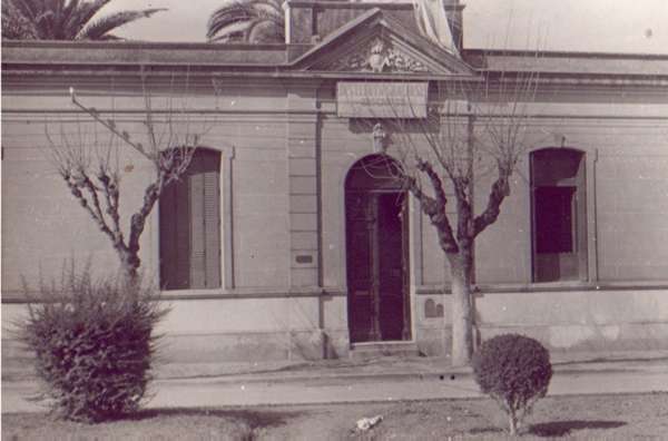 Diario Accion de General Rodriguez, politica, actualidad, noticias e informacion, personalidades e instituciones, policiales, galerias de fotos; historia de General Rodriguez, sus origenes, edificios, estancias, habitos y costumbres, anecdotas, comercios e industrias, los fundadores, antiguas instituciones, fotos e imagenes; suplementos especiales: la crisis politica, economica y social de la Argentina, los acontecimientos de Diciembre de 2001, articulos y entrevistas; Emigracion: toda la informacion destinada a aquellos que desean emigrar, radicarse o estudiar en el exterior, visas, pasaportes, consejos, guias, informacion util, links; Trueque: novedades e informacion, links, estructura del trueque; el casamiento de Maxima Zorreguieta y el principe Guillermo Alejandro de Holanda; Guerra de Afganistan: galeria de imagenes e informacion sobre la primera guerra del siglo XXI; el atentado a las torres Gemelas de Nueva York y dscripcion del hecho que conmovio al mundo; Empleo: consultoras, clasificados, agencias de empleo, consejos e informacion util, curriculum vitae, como confeccionarlos, noticias de actualidad; 
Los numeros de la crisis: Las consecuencias de la crisis politica, economica y social; estadisticas, pobreza, desnutricion, salud y asistencia; noticias regionales y provinciales, columnas y editoriales; informacion para negocios: pymes, links, empresas y negocios; Agenda Cultural con toda la informacion de cursos, universidades, talleres, escuelas y oportunidades, exposiciones de arte de la region; buscadores en Internet, Enlaces: links a los mejores sitios de educacion, cultura, arte, biografias, politica, interes general, web, Links del Diario Accion: RMS Titanic, su historia, su tragico viaje inaugural; historias, testimonios, documentos y articulos sobre el naufragio; links y sitios sobre el tema; la pelicula de Cameron, fotos e imagenes; suplementos especiales y muchisimo mas