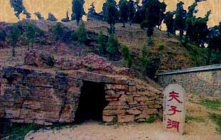 Gruta donde BoddhiDharma 
estuvo en Pi Kuan
 durante 9 años