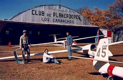 Hangar1.jpg (45550 bytes)