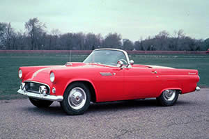 Presentado en 1955 como un coche deportivo personal de gran estilo, el Thunderbird abrió nuevos rumbos en el diseño de todo autos norteamericanos.