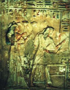 Mos y Mutnofret, el texto dice "El Osiris, el escriba del Santuario del Norte, Mos"