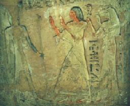 Mos y su esposa Mutnofret ofrendan al dios Amn, ella va ataviada con los hbitos de las cantoras de Bastet