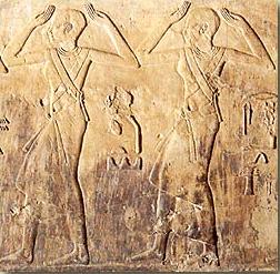 Grupo de bailarines procedentes de los oasis del desierto occidental