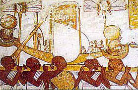 Sacerdotes ritualistas portando al hombro la barca del dios