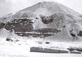  Una vista de la pirmide de Amenemhet I en Lisht 