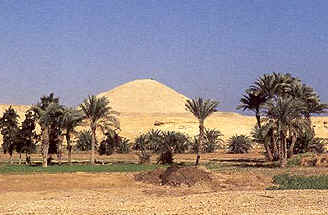  Otra vista de la pirmide de Amenemhet I en Lisht en Egipto 
