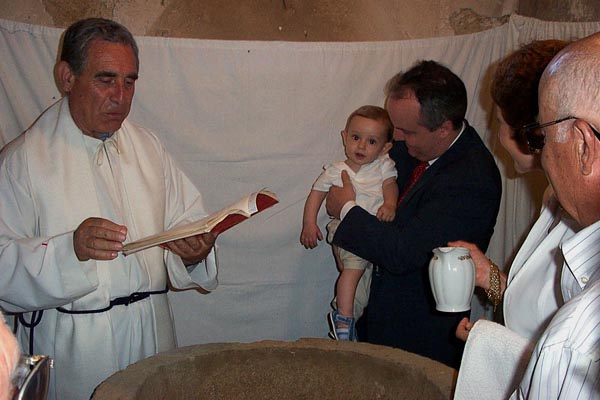 Bautizo de Alejandro Redondo Tom&aacute;s en la iglesia de San Miguel Arc&aacute;ngel, oficiado por el p&aacute;rroco Don Claudio Lezcano del Prado .   Gracias a todo el pueblo de parte de los pap&aacute;s del ni&ntilde;o