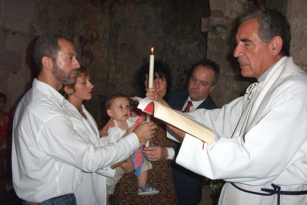 Bautizo de Alejandro Redondo Tom&aacute;s en la iglesia de San Miguel Arc&aacute;ngel, oficiado por el p&aacute;rroco Don Claudio Lezcano del Prado .   Gracias a todo el pueblo de parte de los pap&aacute;s del ni&ntilde;o