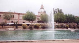 plaza desde el lago
