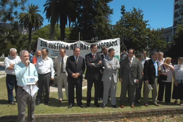 Diario Accion de General Rodriguez, politica, actualidad, noticias e informacion, personalidades e instituciones, policiales, galerias de fotos; historia de General Rodriguez, sus origenes, edificios, estancias, habitos y costumbres, anecdotas, comercios e industrias, los fundadores, antiguas instituciones, fotos e imagenes; suplementos especiales: la crisis politica, economica y social de la Argentina, los acontecimientos de Diciembre de 2001, articulos y entrevistas; Emigracion: toda la informacion destinada a aquellos que desean emigrar, radicarse o estudiar en el exterior, visas, pasaportes, consejos, guias, informacion util, links; Trueque: novedades e informacion, links, estructura del trueque; el casamiento de Maxima Zorreguieta y el principe Guillermo Alejandro de Holanda; Guerra de Afganistan: galeria de imagenes e informacion sobre la primera guerra del siglo XXI; la guerra de Irak, Bagdad, Georges W. Bush, Saddam Husseim, el atentado a las torres Gemelas de Nueva York, las twin towers, el 11-s, y descripcion del hecho que conmovio al mundo; los ultimos dias de Pompeya, Herculano; un argentino en el Titanic, galerias de fotos; Nefertiti, reina de Egipto; Luz Sosa de Godoy Cruz; el Graf Zeppelin, el Hindenburg y dirigibles; las islas Malvinas y la corte de Luis XV, Madame Du Barry, Pompadour, Luis XVI, Maria Antonieta, la Revolucion Francesa; Empleo: consultoras, clasificados, agencias de empleo, consejos e informacion util, curriculum vitae, como confeccionarlos, noticias de actualidad; Los numeros de la crisis: Las consecuencias de la crisis politica, economica y social; estadisticas, pobreza, desnutricion, salud y asistencia; noticias regionales y provinciales, columnas y editoriales; informacion para negocios: pymes, links, empresas y negocios; Agenda Cultural con toda la informacion de cursos, universidades, talleres, escuelas y oportunidades, exposiciones de arte de la region; buscadores en Internet, Enlaces: links a los mejores sitios de educacion, cultura, arte, biografias, politica, interes general, web, Links del Diario Accion: RMS Titanic, su historia, su tragico viaje inaugural; historias, testimonios, documentos y articulos sobre el naufragio; links y sitios sobre el tema; la pelicula de Cameron, fotos e imagenes; suplementos especiales, Historia Argentina y de General Rodriguez, la llegada de la democracia en General Rodriguez, la asuncion de Juan Lumbreras como intendente en 1983, galeria de imagenes, sus palabras y los actos, su gabinete, festejos de la comunidad. Fundacion del pueblo de General Rodriguez, sus instituciones y personalidades relevantes, arquitectura y edificios, comercios e industrias, sus comienzos, estancias, inmigraciones italianas, españolas, vascas e irlandesas, anecdotas y efemerides, sus hombres ilustres, el Hospital Vicente Lopez y Planes, su fundacion por las Damas de Beneficencia, el hundimiento del crucero General Belgrano, testimonios de ex combatientes y tripulantes, su comandante Hector Elias Bonzo, fotos e imagenes, recuerdos y homenajes, historia de la familia Bonzo de General Rodriguez, entrevistas y articulos periodisticos. La guerra de Malvinas en el Atlantico Sur, el conflicto belico con Gran Bretaña de 1982, politicos relevantes, Benjamin Paez y Trueba, fotos antiguas de familias fundadoras, galerias de imagenes de pobladores, recorrida virtual por el antiguo General Rodriguez, el paso de la Infanta en 1910, historia de La Serenisima, la familia Mastellone, La Choza, Bernardo de Irigoyen, peronismo y radicalismo y muchisimo mas