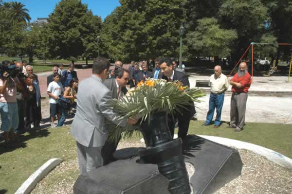 Diario Accion de General Rodriguez, politica, actualidad, noticias e informacion, personalidades e instituciones, policiales, galerias de fotos; historia de General Rodriguez, sus origenes, edificios, estancias, habitos y costumbres, anecdotas, comercios e industrias, los fundadores, antiguas instituciones, fotos e imagenes; suplementos especiales: la crisis politica, economica y social de la Argentina, los acontecimientos de Diciembre de 2001, articulos y entrevistas; Emigracion: toda la informacion destinada a aquellos que desean emigrar, radicarse o estudiar en el exterior, visas, pasaportes, consejos, guias, informacion util, links; Trueque: novedades e informacion, links, estructura del trueque; el casamiento de Maxima Zorreguieta y el principe Guillermo Alejandro de Holanda; Guerra de Afganistan: galeria de imagenes e informacion sobre la primera guerra del siglo XXI; la guerra de Irak, Bagdad, Georges W. Bush, Saddam Husseim, el atentado a las torres Gemelas de Nueva York, las twin towers, el 11-s, y descripcion del hecho que conmovio al mundo; los ultimos dias de Pompeya, Herculano; un argentino en el Titanic, galerias de fotos; Nefertiti, reina de Egipto; Luz Sosa de Godoy Cruz; el Graf Zeppelin, el Hindenburg y dirigibles; las islas Malvinas y la corte de Luis XV, Madame Du Barry, Pompadour, Luis XVI, Maria Antonieta, la Revolucion Francesa; Empleo: consultoras, clasificados, agencias de empleo, consejos e informacion util, curriculum vitae, como confeccionarlos, noticias de actualidad; Los numeros de la crisis: Las consecuencias de la crisis politica, economica y social; estadisticas, pobreza, desnutricion, salud y asistencia; noticias regionales y provinciales, columnas y editoriales; informacion para negocios: pymes, links, empresas y negocios; Agenda Cultural con toda la informacion de cursos, universidades, talleres, escuelas y oportunidades, exposiciones de arte de la region; buscadores en Internet, Enlaces: links a los mejores sitios de educacion, cultura, arte, biografias, politica, interes general, web, Links del Diario Accion: RMS Titanic, su historia, su tragico viaje inaugural; historias, testimonios, documentos y articulos sobre el naufragio; links y sitios sobre el tema; la pelicula de Cameron, fotos e imagenes; suplementos especiales, Historia Argentina y de General Rodriguez, la llegada de la democracia en General Rodriguez, la asuncion de Juan Lumbreras como intendente en 1983, galeria de imagenes, sus palabras y los actos, su gabinete, festejos de la comunidad. Fundacion del pueblo de General Rodriguez, sus instituciones y personalidades relevantes, arquitectura y edificios, comercios e industrias, sus comienzos, estancias, inmigraciones italianas, españolas, vascas e irlandesas, anecdotas y efemerides, sus hombres ilustres, el Hospital Vicente Lopez y Planes, su fundacion por las Damas de Beneficencia, el hundimiento del crucero General Belgrano, testimonios de ex combatientes y tripulantes, su comandante Hector Elias Bonzo, fotos e imagenes, recuerdos y homenajes, historia de la familia Bonzo de General Rodriguez, entrevistas y articulos periodisticos. La guerra de Malvinas en el Atlantico Sur, el conflicto belico con Gran Bretaña de 1982, politicos relevantes, Benjamin Paez y Trueba, fotos antiguas de familias fundadoras, galerias de imagenes de pobladores, recorrida virtual por el antiguo General Rodriguez, el paso de la Infanta en 1910, historia de La Serenisima, la familia Mastellone, La Choza, Bernardo de Irigoyen, peronismo y radicalismo y muchisimo mas