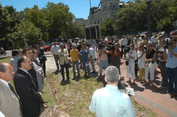 Diario Accion de General Rodriguez, politica, actualidad, noticias e informacion, personalidades e instituciones, policiales, galerias de fotos; historia de General Rodriguez, sus origenes, edificios, estancias, habitos y costumbres, anecdotas, comercios e industrias, los fundadores, antiguas instituciones, fotos e imagenes; suplementos especiales: la crisis politica, economica y social de la Argentina, los acontecimientos de Diciembre de 2001, articulos y entrevistas; Emigracion: toda la informacion destinada a aquellos que desean emigrar, radicarse o estudiar en el exterior, visas, pasaportes, consejos, guias, informacion util, links; Trueque: novedades e informacion, links, estructura del trueque; el casamiento de Maxima Zorreguieta y el principe Guillermo Alejandro de Holanda; Guerra de Afganistan: galeria de imagenes e informacion sobre la primera guerra del siglo XXI; la guerra de Irak, Bagdad, Georges W. Bush, Saddam Husseim, el atentado a las torres Gemelas de Nueva York, las twin towers, el 11-s, y descripcion del hecho que conmovio al mundo; los ultimos dias de Pompeya, Herculano; un argentino en el Titanic, galerias de fotos; Nefertiti, reina de Egipto; Luz Sosa de Godoy Cruz; el Graf Zeppelin, el Hindenburg y dirigibles; las islas Malvinas y la corte de Luis XV, Madame Du Barry, Pompadour, Luis XVI, Maria Antonieta, la Revolucion Francesa; Empleo: consultoras, clasificados, agencias de empleo, consejos e informacion util, curriculum vitae, como confeccionarlos, noticias de actualidad; Los numeros de la crisis: Las consecuencias de la crisis politica, economica y social; estadisticas, pobreza, desnutricion, salud y asistencia; noticias regionales y provinciales, columnas y editoriales; informacion para negocios: pymes, links, empresas y negocios; Agenda Cultural con toda la informacion de cursos, universidades, talleres, escuelas y oportunidades, exposiciones de arte de la region; buscadores en Internet, Enlaces: links a los mejores sitios de educacion, cultura, arte, biografias, politica, interes general, web, Links del Diario Accion: RMS Titanic, su historia, su tragico viaje inaugural; historias, testimonios, documentos y articulos sobre el naufragio; links y sitios sobre el tema; la pelicula de Cameron, fotos e imagenes; suplementos especiales, Historia Argentina y de General Rodriguez, la llegada de la democracia en General Rodriguez, la asuncion de Juan Lumbreras como intendente en 1983, galeria de imagenes, sus palabras y los actos, su gabinete, festejos de la comunidad. Fundacion del pueblo de General Rodriguez, sus instituciones y personalidades relevantes, arquitectura y edificios, comercios e industrias, sus comienzos, estancias, inmigraciones italianas, españolas, vascas e irlandesas, anecdotas y efemerides, sus hombres ilustres, el Hospital Vicente Lopez y Planes, su fundacion por las Damas de Beneficencia, el hundimiento del crucero General Belgrano, testimonios de ex combatientes y tripulantes, su comandante Hector Elias Bonzo, fotos e imagenes, recuerdos y homenajes, historia de la familia Bonzo de General Rodriguez, entrevistas y articulos periodisticos. La guerra de Malvinas en el Atlantico Sur, el conflicto belico con Gran Bretaña de 1982, politicos relevantes, Benjamin Paez y Trueba, fotos antiguas de familias fundadoras, galerias de imagenes de pobladores, recorrida virtual por el antiguo General Rodriguez, el paso de la Infanta en 1910, historia de La Serenisima, la familia Mastellone, La Choza, Bernardo de Irigoyen, peronismo y radicalismo y muchisimo mas