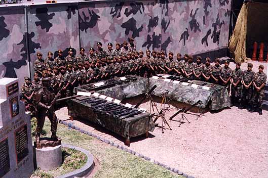 Los soldados peruanos Gigantes del Cenepa muestran orgullosos sus trofeos capturados al enemigo durante la toma de falsa Tiwinza