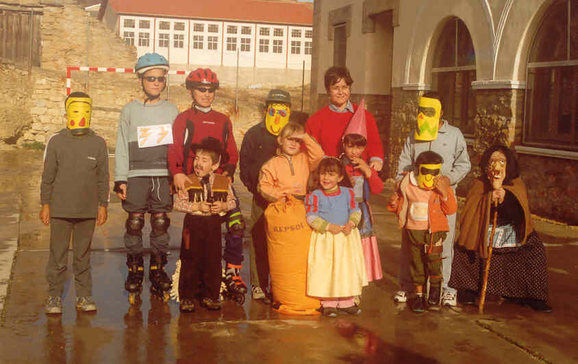 Tots el alumnes el da de santa catalina i la nostra mestra Leticia