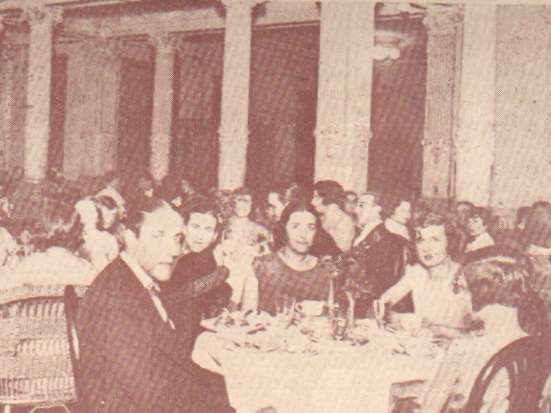 Sociedad Argentina, Galerias de personalidades relevantes de la Argentina en los ambitos culturales, artisticos, empresariales, deportivos y religiosos, Relaciones Exteriores Argentinas, embajadas y embajadores, mundo diplomatico, consulados, articulos y entrevistas, personalidades y hechos relevantes, informacion y noticias, agenda y links - Sociedad Argentina, polo, visitas ilustres, galeria, Zona Norte, empresas, negocios y empresarios, consumo, habitos y costumbres, temporada lirica y Teatro Colon, Historia Argentina: Imagenes y fotos, el Centenario, la belle epoque, los años veinte y las decadas del treinta y cuarenta, el peronismo, Eva Peron y Juan Domingo Peron; arquitectura, palacios y estancias, personalidades y hechos relevantes; anecdotas, habitos y costumbres, las grandes tiendas, comercios e industrias; presidentes, politicos, funcionarios y personalidades de los ambientes cultural, artistico, economico, religioso, deportivo y cientifico; documentos y testimonios; el Jockey Club; Argentina y la politica exterior, su insercion en el mundo; Grandes familias argentinas: Los Alvear, Alzaga y Anchorena, los Pueyrredon, Ramos Mejia, Bullrich, Martinez de Hoz, Bunge, Lezica, Zapiola, etc. sus origenes, estancias, palacios y fortunas, sus miembros mas destacados en la historia del pais.