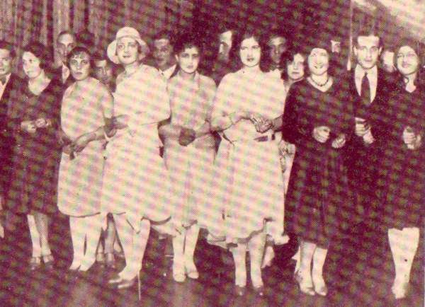 Sociedad Argentina, Galerias de personalidades relevantes de la Argentina en los ambitos culturales, artisticos, empresariales, deportivos y religiosos, Relaciones Exteriores Argentinas, embajadas y embajadores, mundo diplomatico, consulados, articulos y entrevistas, personalidades y hechos relevantes, informacion y noticias, agenda y links - Sociedad Argentina, polo, visitas ilustres, galeria, Zona Norte, empresas, negocios y empresarios, consumo, habitos y costumbres, temporada lirica y Teatro Colon, Historia Argentina: Imagenes y fotos, el Centenario, la belle epoque, los años veinte y las decadas del treinta y cuarenta, el peronismo, Eva Peron y Juan Domingo Peron; arquitectura, palacios y estancias, personalidades y hechos relevantes; anecdotas, habitos y costumbres, las grandes tiendas, comercios e industrias; presidentes, politicos, funcionarios y personalidades de los ambientes cultural, artistico, economico, religioso, deportivo y cientifico; documentos y testimonios; el Jockey Club; Argentina y la politica exterior, su insercion en el mundo; Grandes familias argentinas: Los Alvear, Alzaga y Anchorena, los Pueyrredon, Ramos Mejia, Bullrich, Martinez de Hoz, Bunge, Lezica, Zapiola, etc. sus origenes, estancias, palacios y fortunas, sus miembros mas destacados en la historia del pais.