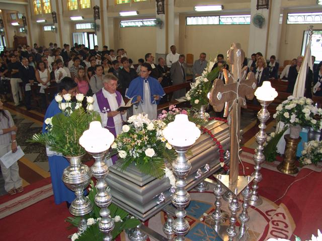 Imagen de su funeral en Guayaquil (20/4/05)