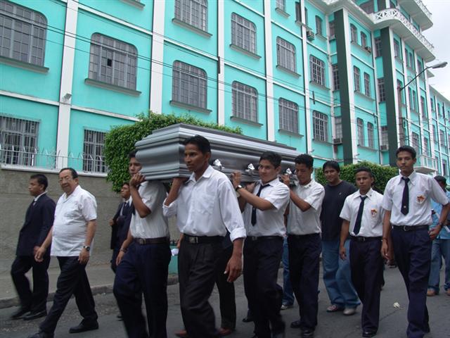Traslado del feretro al cementerio del colegio