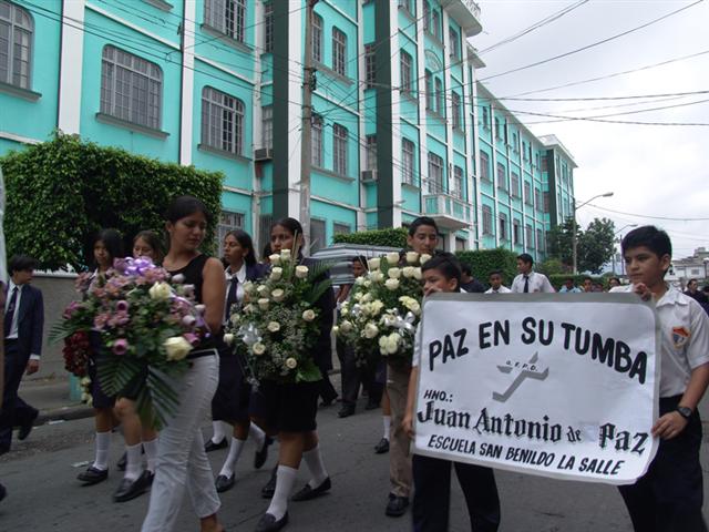 Alumnos de Juan Antonio le dan su ltimo adios