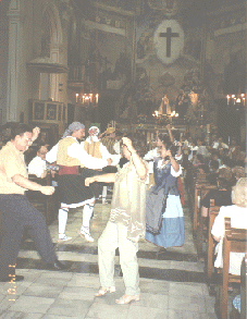 Cant� y dan�� en honor de la Virgen en el templo parroquial