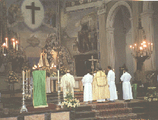 Celebraci�n del Novenario a la Sant�sima Virgen, al fondo la Virgen delante del retablo del Altar Mayor.