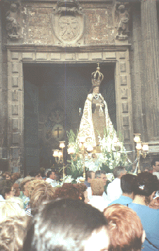 La Virgen saliendo en procesi�n de la Iglesia.