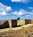 Tramo de la muralla y puerta de acceso al poblado de la �poca Astur del Castro de las Labradas
