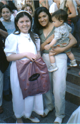 Mi mujer ADRY (la quiero con toda mi alma) con mi Prima Vanesa en su primera comunion