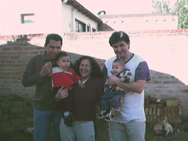 Mi Mama con sus dos hijos y Dos Nietos