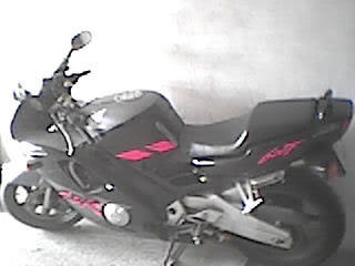 Moto Honda cbr 600 F en el garaje