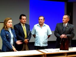 Vicerrector Acadmico profesor Carlos Chacn y profesora Bethy Pinto directora del Consejo de Planificacin en el acto de instalacin