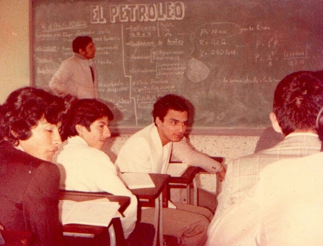::.. Eduardo - Erick - Rody  ..::  ( El profe de Qu�mica )  Fuente : Biby Bascop�